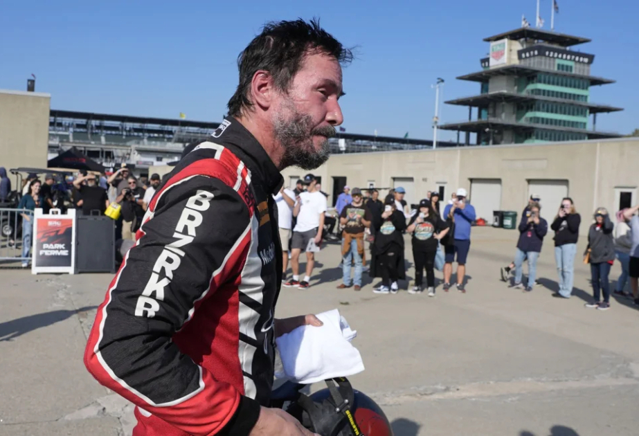 Киану Ривз делает первые шаги в карьере профессионального автогонщика