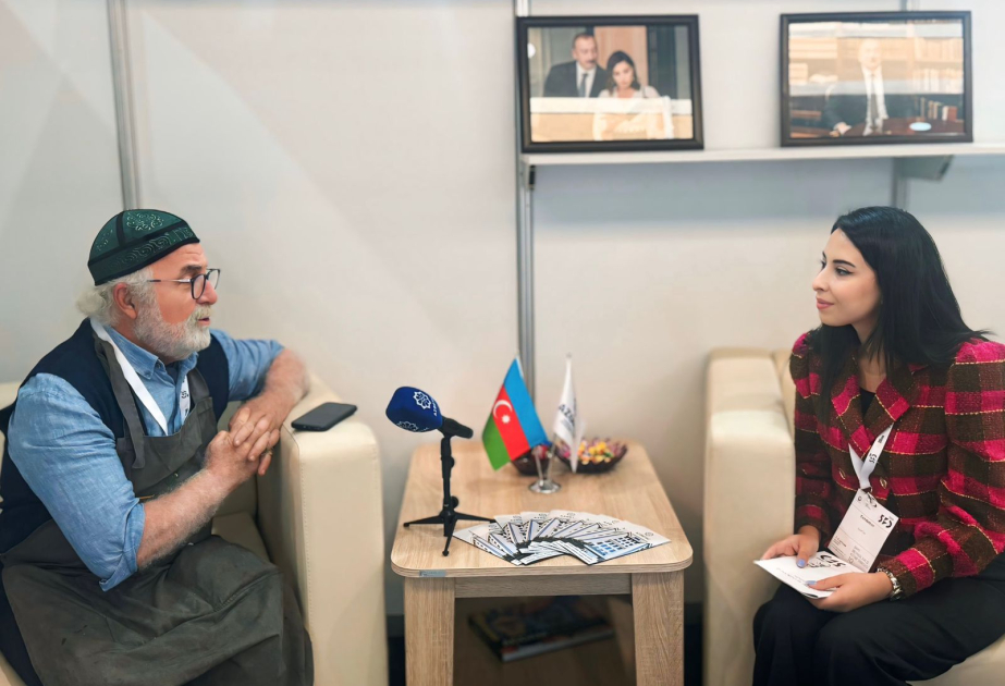 Maestro turco de ebru: "Estoy feliz por el interés que despierta este antiguo arte en Azerbaiyán"