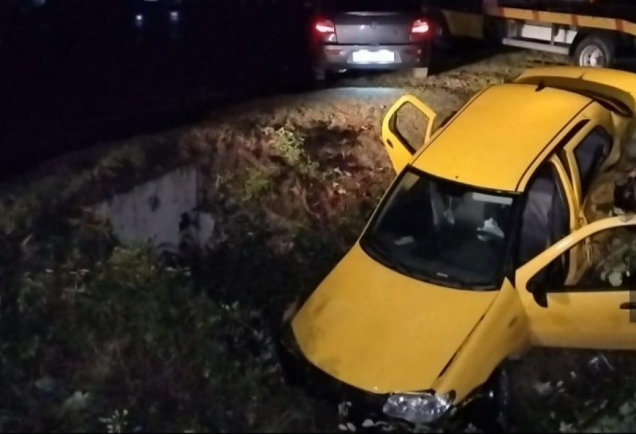 Oğuzda yol qəzası zamanı avtomobil çökəkliyə aşıb, xəsarət alan var VİDEO
