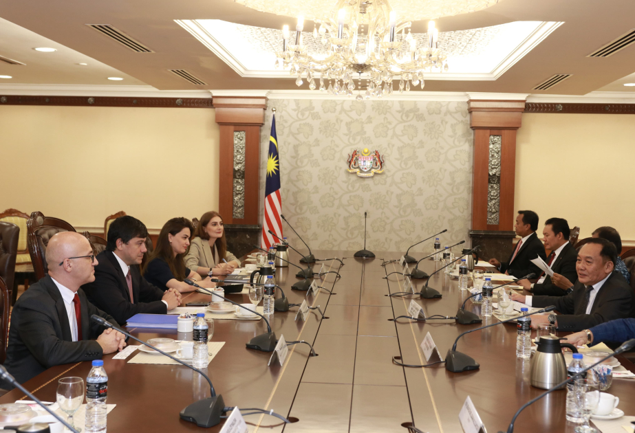 El jefe del Comité Estatal de Asuntos de la Diáspora mantiene reuniones bilaterales con funcionarios de Malasia