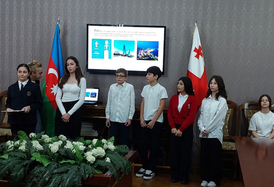 Tbilisidəki “Axali Taoba” məktəbində Azərbaycan, Türkiyə və Gürcüstan dostluğuna həsr olunmuş tədbir keçirilib