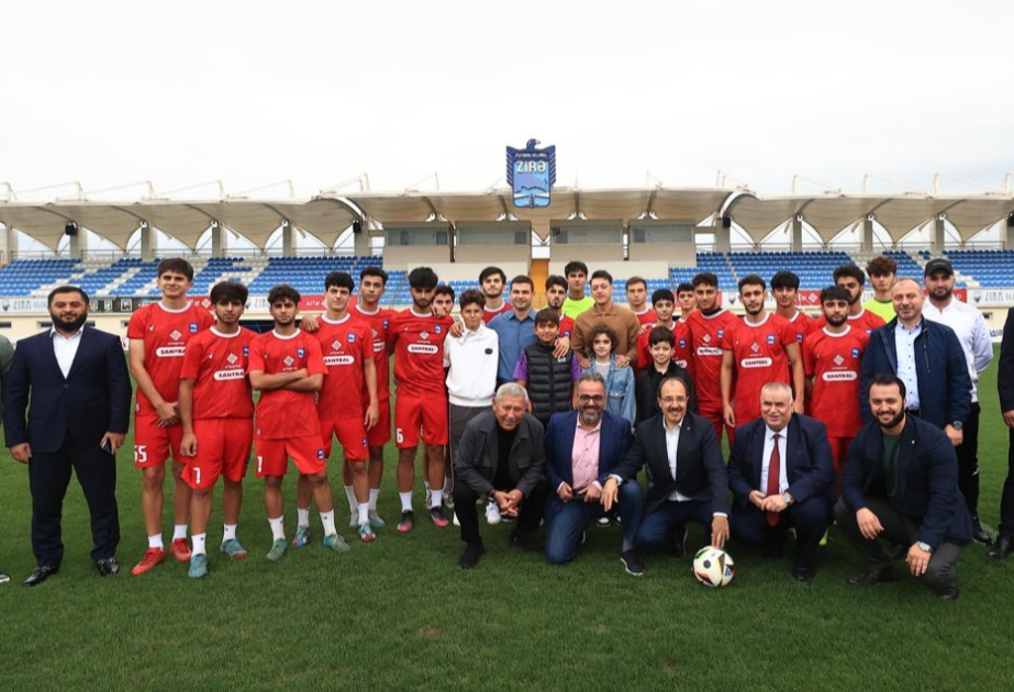 Məsut Özil "Zirə" komandasının qonağı olub