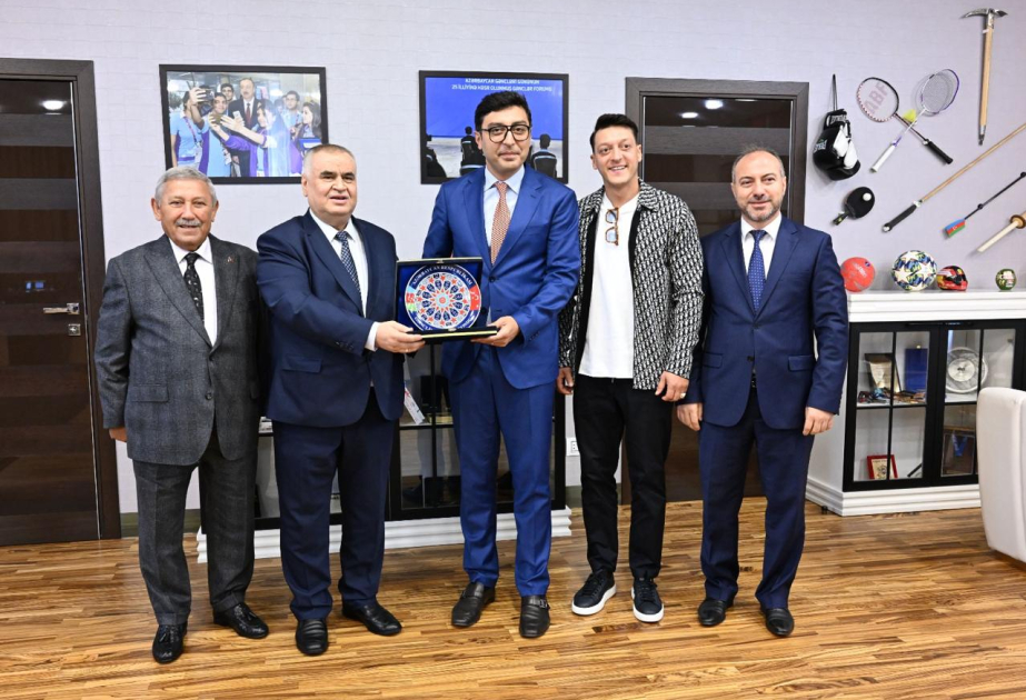 En el Ministerio de Juventud y Deportes se celebró una reunión con Mesut Özil