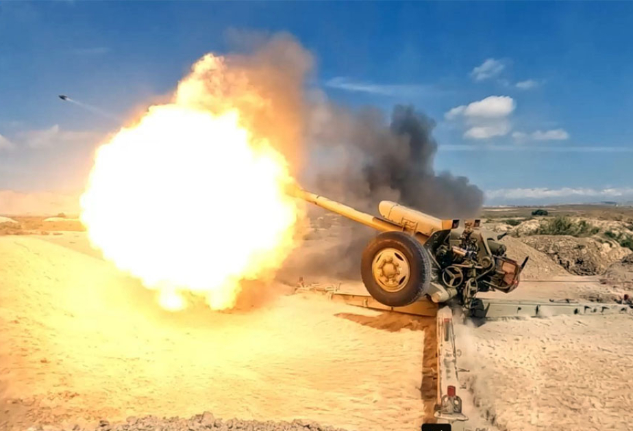阿塞拜疆军队导弹和炮兵部队执行射击任务