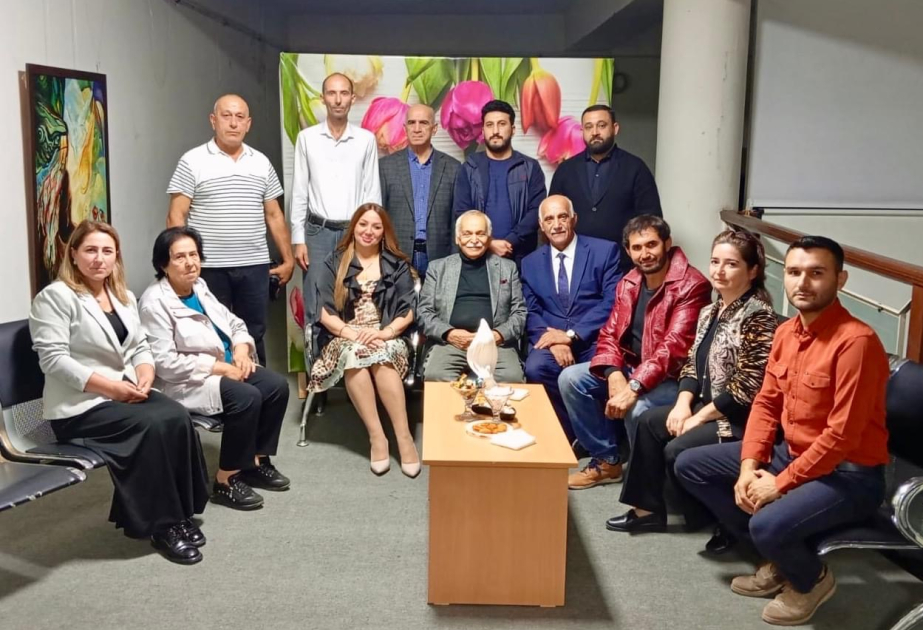Xalq rəssamı Arif Hüseynov Sumqayıt rəssamları ilə görüşüb
