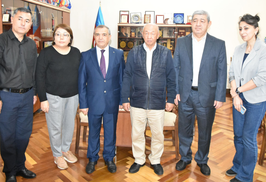 Qırğızıstanlı alimlər Milli Kitabxanada olublar