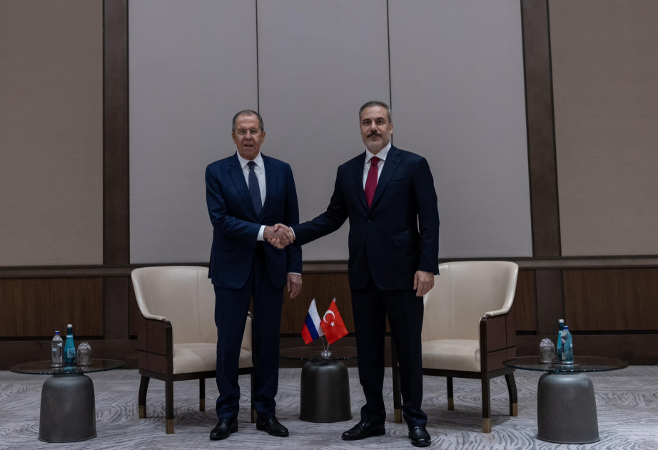 وزير الخارجية التركي يجتمع مع نظيريه الروسي والأرميني في إسطنبول