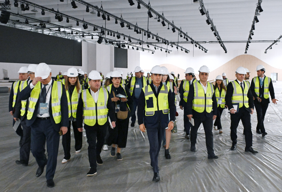 Medienvertreter besichtigen laufende Vorbereitungen für COP29 im Olympiastadion von Baku