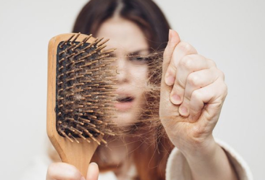 Dermatoloq: Saç tökülməsi qadınların psixi sağlamlığına mənfi təsir göstərir