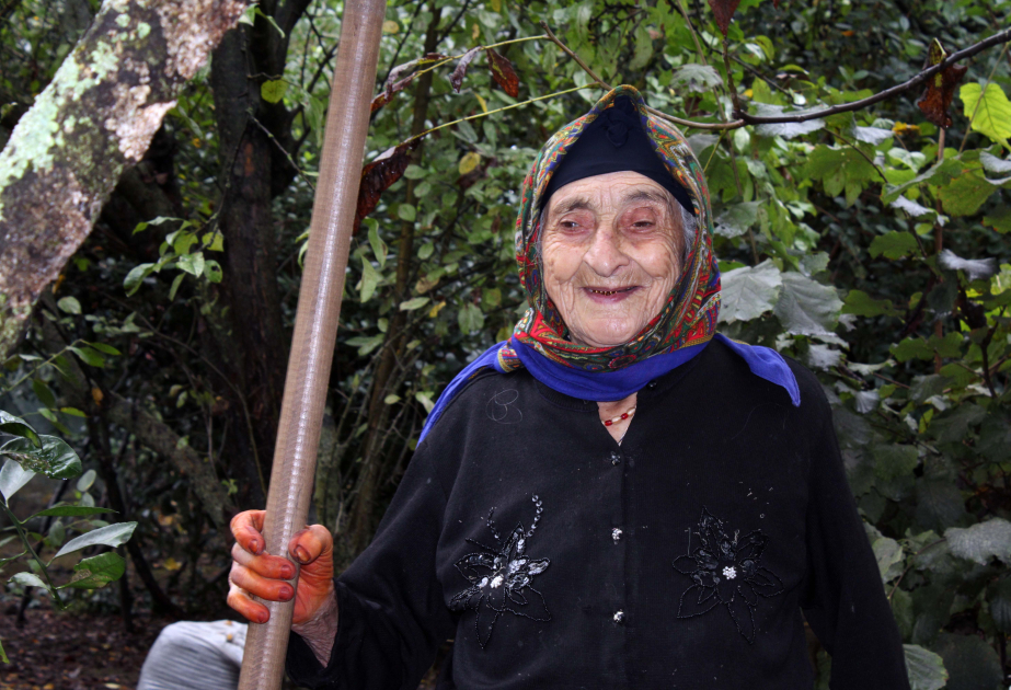 85 yaşı olsa da, işgüzarlığı ilə gənclərə meydan oxuyur  FOTO VİDEO