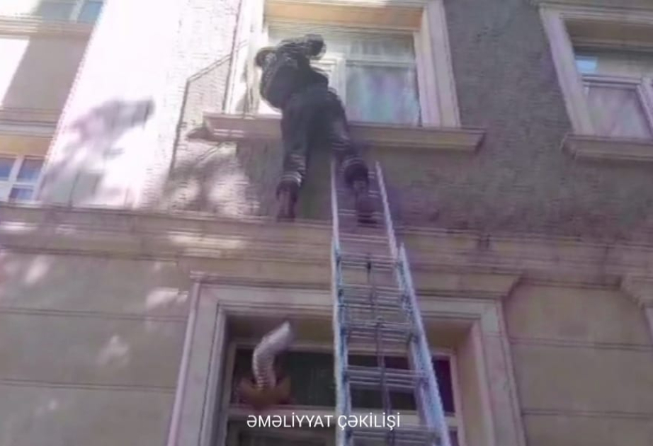 Naxçıvanda mənzildə köməksiz qalan azyaşlı uşaq xilas edilib VİDEO