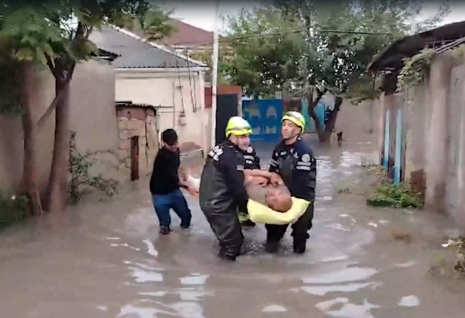 МЧС: Дождь привел к ряду последствий в Баку и на Абшероне, 8 граждан эвакуированы