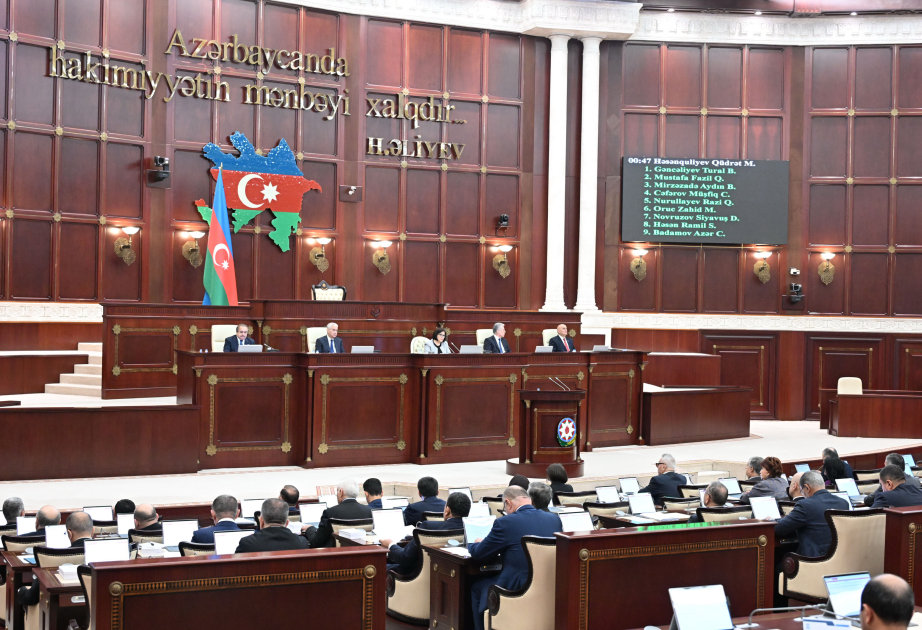 В парламенте Азербайджана началось обсуждение 19 вопросов