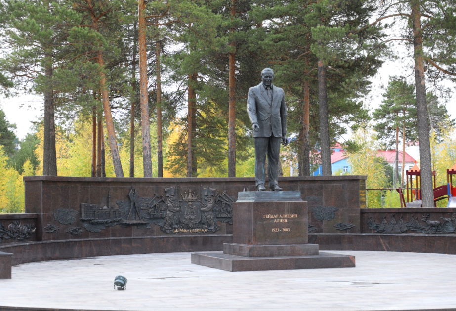 В городе Когалым установлен памятник общенациональному лидеру азербайджанского народа Гейдару Алиеву