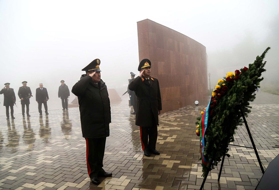 Azərbaycanın müdafiə naziri Bişkekdə “Ata-Beyit” Milli Tarixi-Memorial Kompleksini ziyarət edib