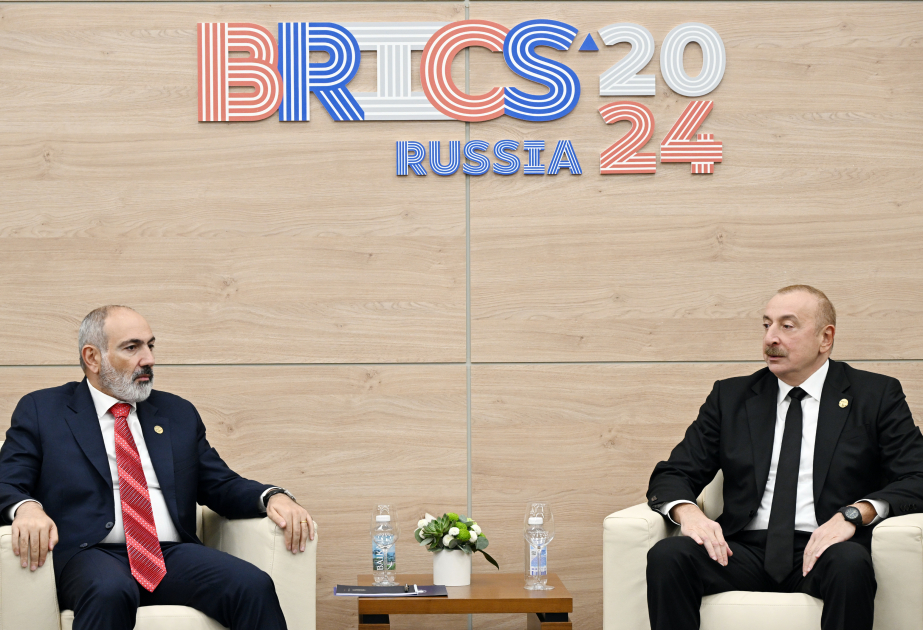 El Presidente Ilham Aliyev se reúne con el Primer Ministro armenio en la ciudad de Kazán