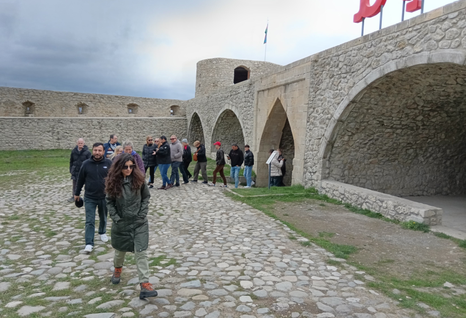 Dünya səyyahları Şuşada tarixi məkanlar və quruculuq işləri ilə tanış olublar YENİLƏNİB VİDEO