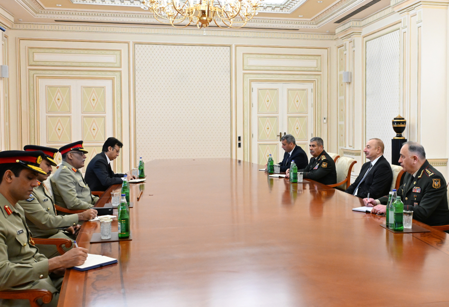 Le président azerbaïdjanais reçoit le président du Comité des chefs d'état-major interarmées du Pakistan  MIS A JOUR VIDEO
