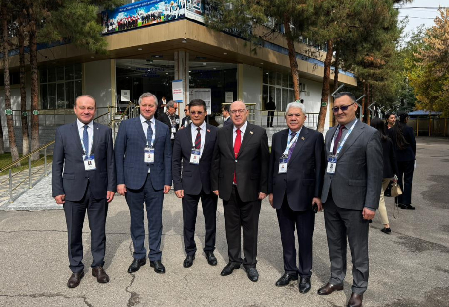 Los diputados de Milli Majlis participaron en una rueda de prensa sobre las elecciones parlamentarias en Uzbekistán
