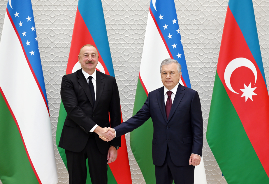 Präsident von Aserbaidschan Ilham Aliyev gratuliert seinem usbekischen Amtskollegen