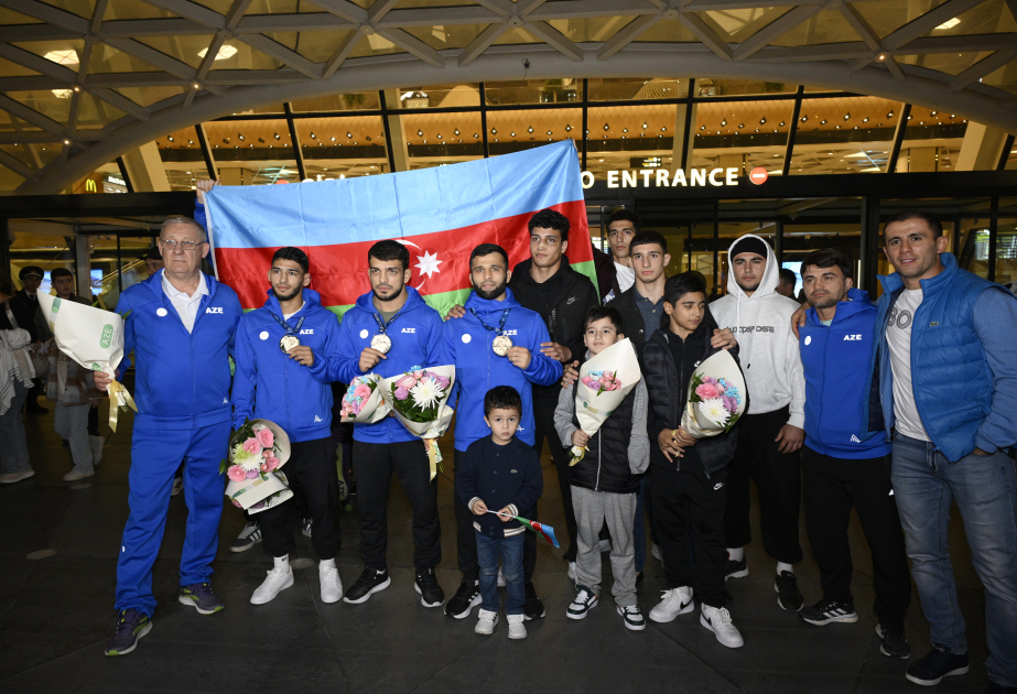 El equipo de lucha de Azerbaiyán, que se proclamó campeón del mundo, ha regresado a su patria