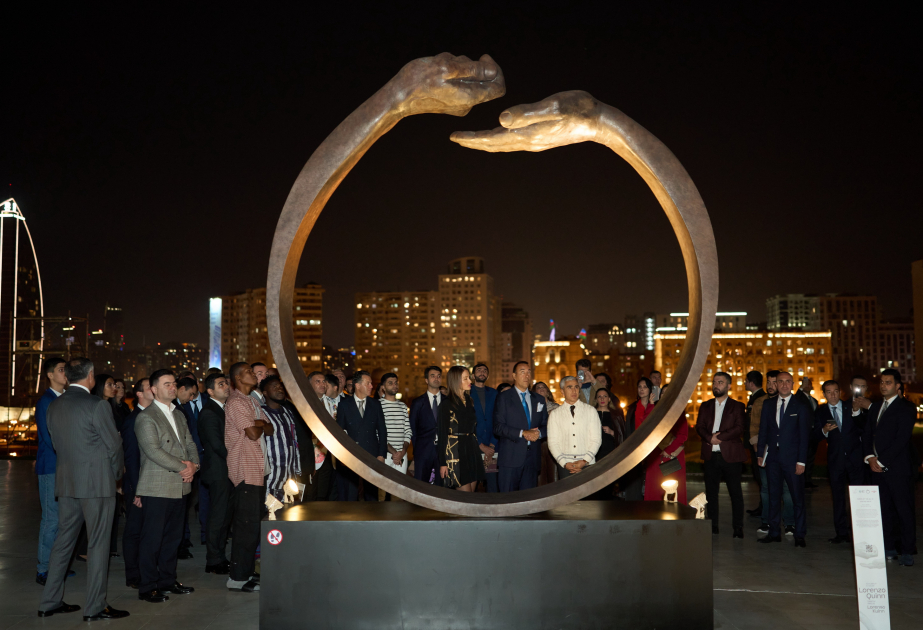 Se inaugura en el Centro Heydar Aliyev la exposición “Equilibrio en la naturaleza” del escultor italiano Lorenzo Quinn