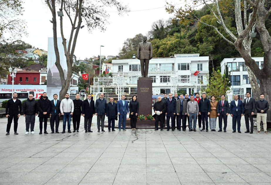 İstanbul sərgisinə qatılan Azərbaycan nümayəndə heyəti Ümummilli Liderin abidəsini ziyarət edib