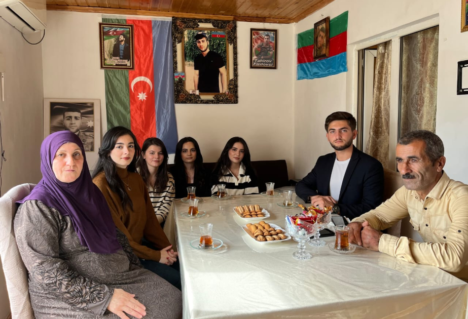 Pedaqoji Universitetin tələbələri şəhid məzunların ailələrini ziyarət ediblər