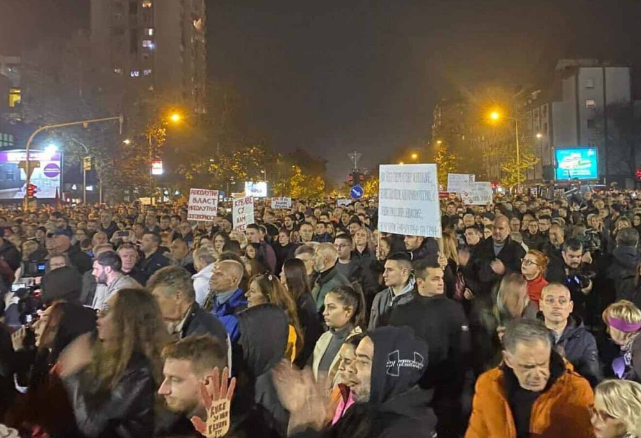 Serbiyada dəmiryolu vağzalındakı qəzaya görə keçirilən aksiya iğtişaşa çevrilib
