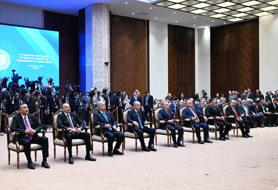 El Presidente Ilham Aliyev asistió a la ceremonia de entrega de premios al Primer Ministro húngaro celebrada en Biskek