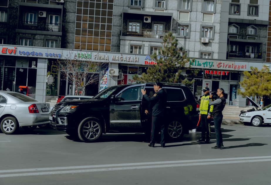 Naxçıvanda polis əməkdaşları tərəfindən reydlər aparılır