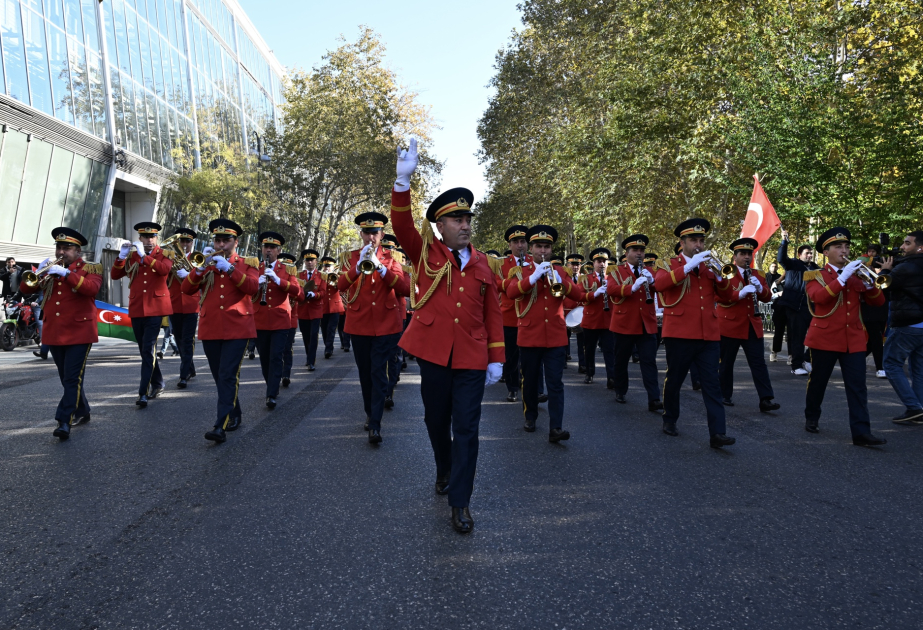 Desfile de soldados en Bakú con motivo del Día de la Victoria