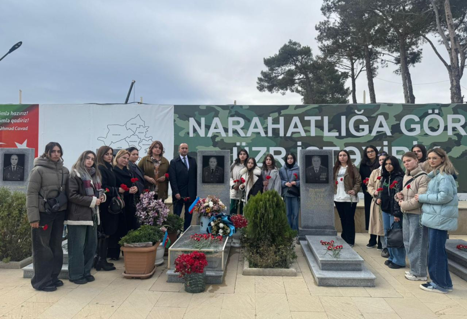 Milli Qəhrəmanın tələbə qızı atasının məzarı önündə - Pedaqoji Universitetdə Zəfər silsiləsi