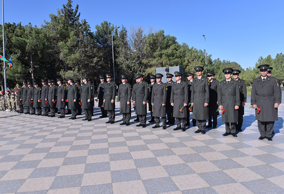 Sumqayıtlılar Zəfər Günündə şəhidlərin xatirəsini anıblar