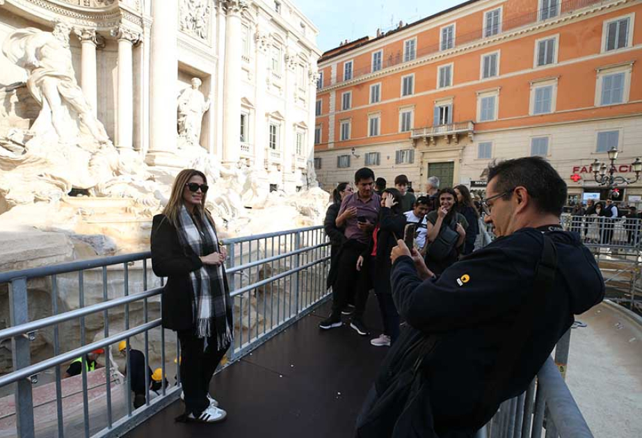 Romadakı Trevi fəvvarəsində turistlər üçün portativ körpü quraşdırılıb