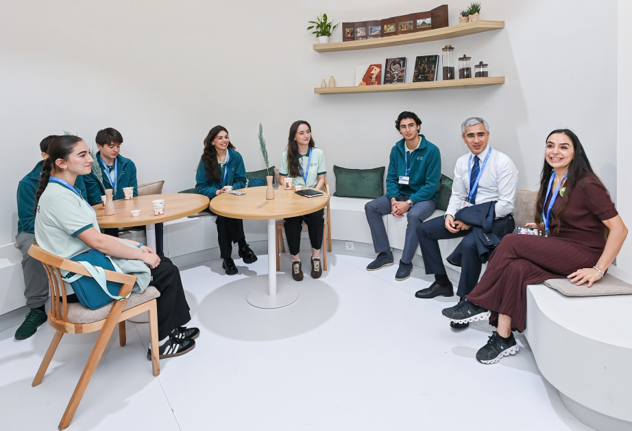 盖达尔·阿利耶夫基金会副主席莱拉·阿利耶娃和总统助理阿纳尔·阿拉克巴罗夫参观COP29现场阿塞拜疆馆