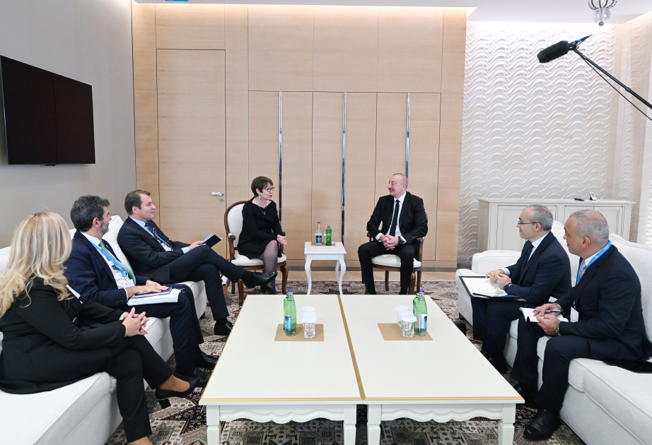Le président azerbaïdjanais rencontre la présidente de la BERD VIDEO