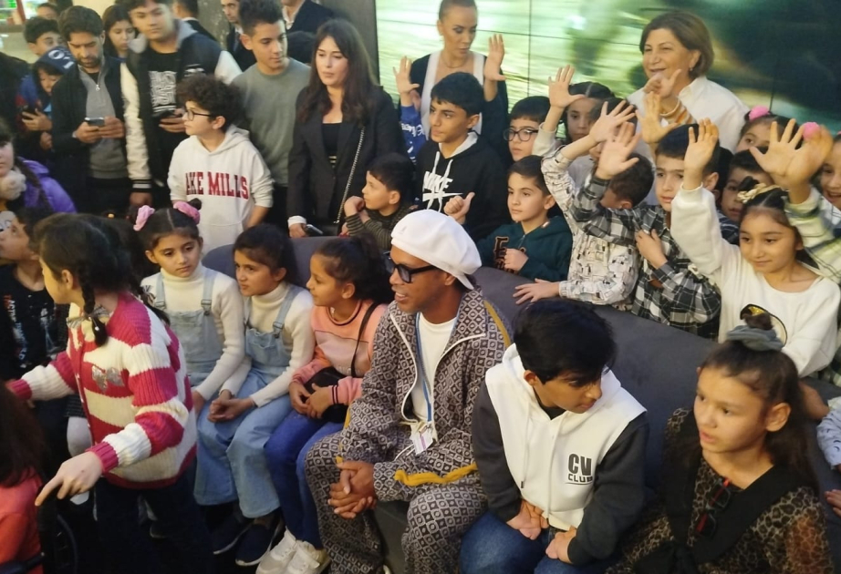 Ronaldinyo Bakıda kimsəsiz uşaqlarla görüşüb