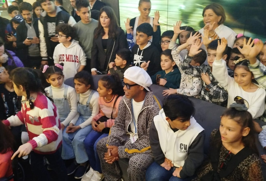 رونالدينيو يلتقي بالأطفال المحرومين من رعاية الوالدين في باكو