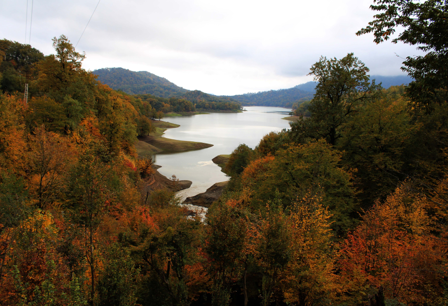 Images fascinants d’automne du lac Khanboulan