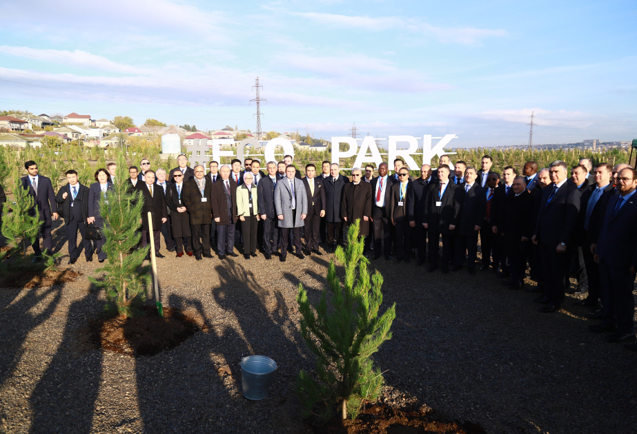 المدعون العامون للدول الأجنبية يزرعون الأشجار في "Ecopark" بخي سوراخاني