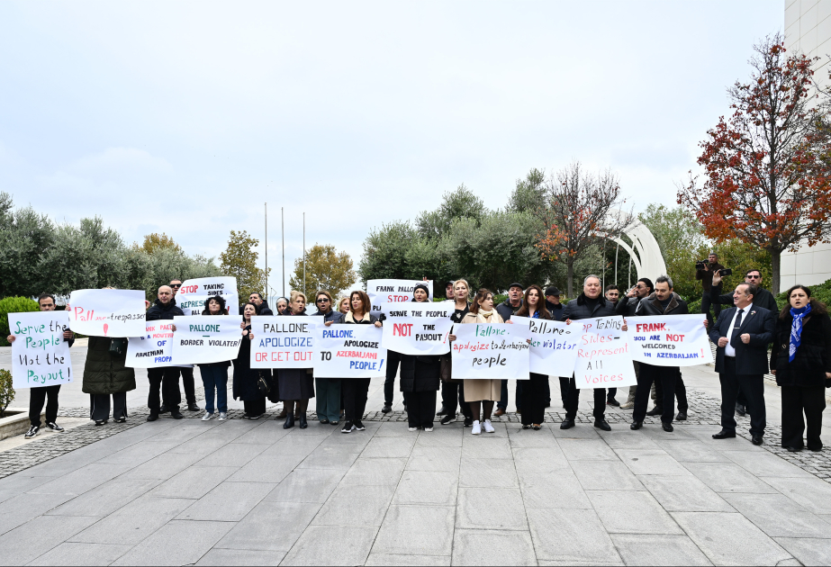 Vətəndaş cəmiyyəti təmsilçiləri Bakıda Frank Peloniyə qarşı növbəti dəfə etiraz aksiyası keçiriblər YENİLƏNİB VİDEO
