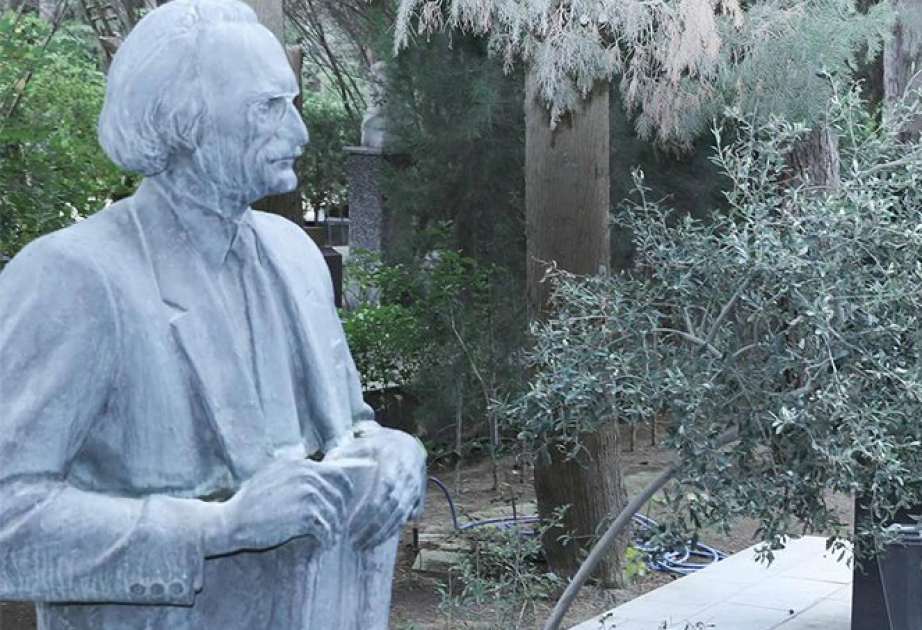 Görkəmli xalçaçı rəssam Lətif Kərimovun xatirəsi anılıb