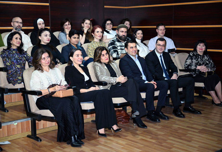 Vizepräsidentin der Heydar-Aliyev-Stiftung Prinzessin von Jordanien und Generaldirektor des ICCROM sehen sich Theaterstück „Mankurt“ in Baku an