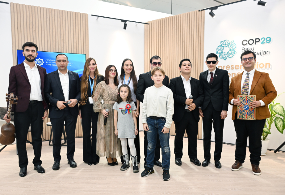 盖达尔·阿利耶夫基金会副主席莱拉·阿里耶娃和巴库媒体中心负责人阿尔祖·阿利耶娃参观COP29 上举办的包容性展览 DOST 包容性发展和创造力中心资助的残疾人表演了音乐节目