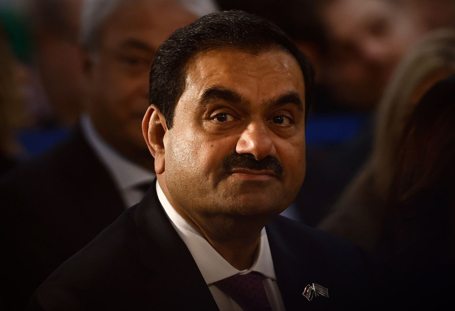 Hindistan müxalifəti milyarder Adaninin həbsini tələb edir