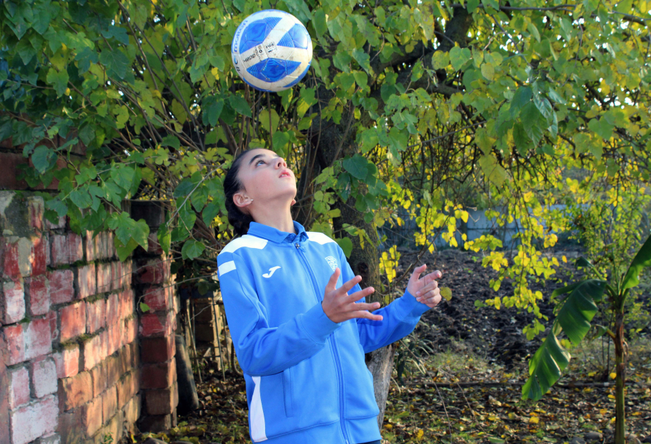 Peşəkar futbolda ilk addımlarını atan 12 yaşlı Zeynəbin atası: Gecələr gizlicə məşq etdiyini sonradan bildim  FOTO VİDEO