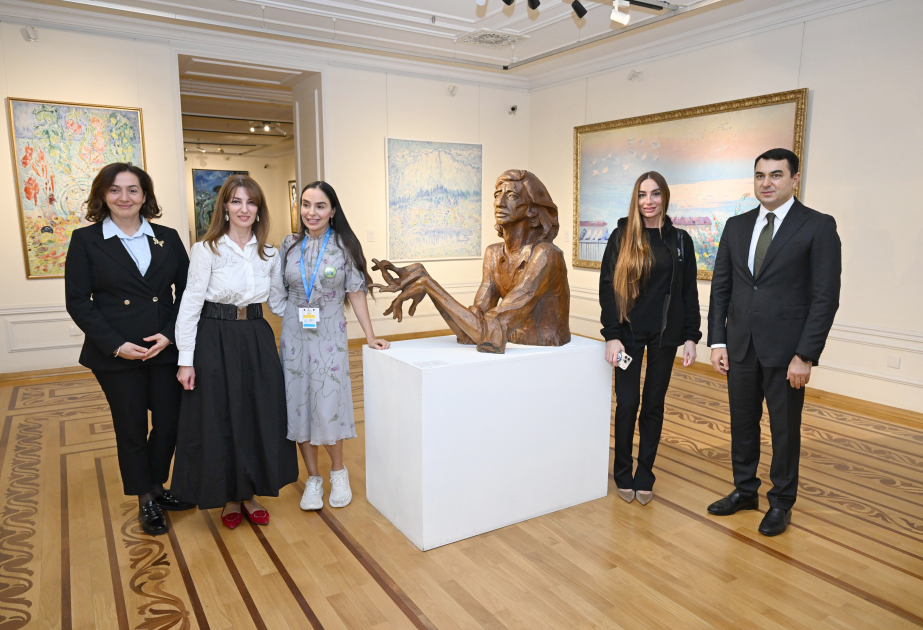 Leyla Aliyeva und Arzu Aliyeva besuchen Ausstellungen im Nationalen Kunstmuseum