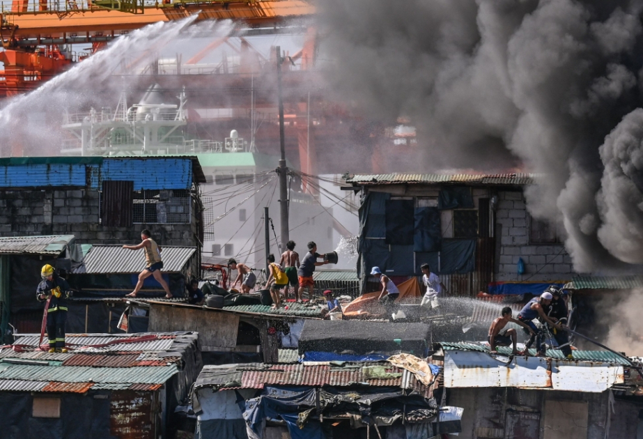 1,000 houses burns as fire rips through slum area in Philippine capital