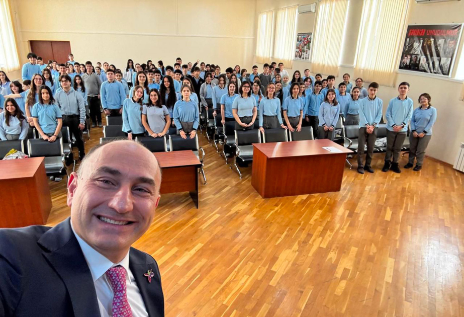 Səfir məzunu olduğu məktəbdə şagirdlərlə görüşüb